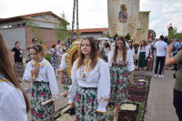 Spycimierz: Biskup Włocławski poprowadził procesję eucharystyczna po kwietnych dywanach