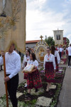 Spycimierz: Biskup Włocławski poprowadził procesję eucharystyczna po kwietnych dywanach