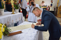 Działyń: bp Mering poświęcił kapsułę czasu umieszczoną w wieży kościoła