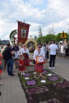 Spycimierz: Biskup Włocławski poprowadził procesję eucharystyczna po kwietnych dywanach