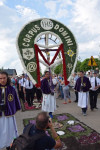 Spycimierz: Biskup Włocławski poprowadził procesję eucharystyczna po kwietnych dywanach