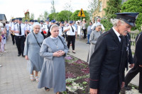 Spycimierz: Biskup Włocławski poprowadził procesję eucharystyczna po kwietnych dywanach