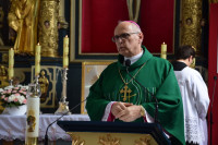 Działyń: bp Mering poświęcił kapsułę czasu umieszczoną w wieży kościoła