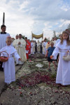Spycimierz: Biskup Włocławski poprowadził procesję eucharystyczna po kwietnych dywanach