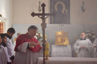 Kościelna Wieś: bp Mering poświęcił nowy ołtarz