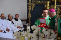 Działyń: bp Mering poświęcił kapsułę czasu umieszczoną w wieży kościoła