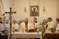 Kościelna Wieś: bp Mering poświęcił nowy ołtarz