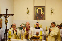 Kościelna Wieś: bp Mering poświęcił nowy ołtarz
