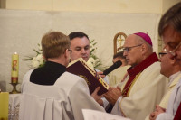 Kościelna Wieś: bp Mering poświęcił nowy ołtarz