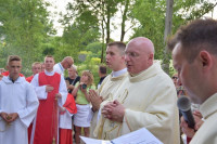 Spycimierz: Biskup Włocławski poprowadził procesję eucharystyczna po kwietnych dywanach