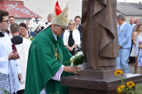 Działyń: bp Mering poświęcił kapsułę czasu umieszczoną w wieży kościoła
