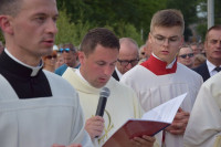 Spycimierz: Biskup Włocławski poprowadził procesję eucharystyczna po kwietnych dywanach