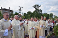 Spycimierz: Biskup Włocławski poprowadził procesję eucharystyczna po kwietnych dywanach