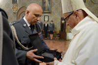 Koło: Bp Mering poświęcił sztandar Komendy Powiatowej Policji