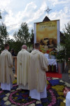 Spycimierz: Biskup Włocławski poprowadził procesję eucharystyczna po kwietnych dywanach