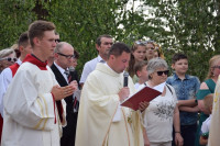Spycimierz: Biskup Włocławski poprowadził procesję eucharystyczna po kwietnych dywanach