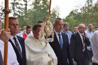 Spycimierz: Biskup Włocławski poprowadził procesję eucharystyczna po kwietnych dywanach