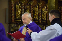 Bp Wętkowski modlił się za zmarłych biskupów i członków Kapituły Katedralnej