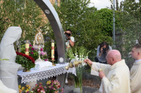 Spycimierz: Biskup Włocławski poprowadził procesję eucharystyczna po kwietnych dywanach