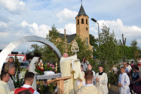 Spycimierz: Biskup Włocławski poprowadził procesję eucharystyczna po kwietnych dywanach