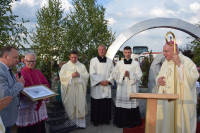 Spycimierz: Biskup Włocławski poprowadził procesję eucharystyczna po kwietnych dywanach