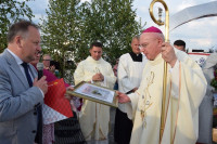 Spycimierz: Biskup Włocławski poprowadził procesję eucharystyczna po kwietnych dywanach