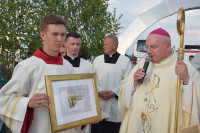 Spycimierz: Biskup Włocławski poprowadził procesję eucharystyczna po kwietnych dywanach