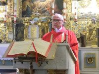 Szadek: Bp Mering wprowadził relikwie św. s. Faustyny