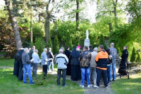 Wyjątkowe nabożeństwo majowe w ogrodzie biskupim