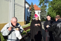 Wyjątkowe nabożeństwo majowe w ogrodzie biskupim