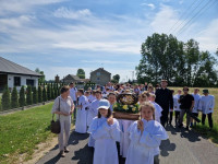 Pielgrzymka dzieci pierwszokomunijnych do Świnic Warckich