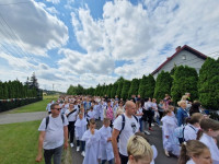 Pielgrzymka dzieci pierwszokomunijnych do Świnic Warckich