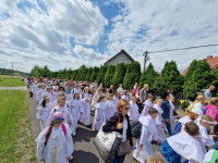 Pielgrzymka dzieci pierwszokomunijnych do Świnic Warckich