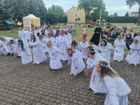 Dzieci pierwszokomunijne pielgrzymowały do Świnić Warckich