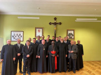 Kard. Sarah do alumnów: niech wasze życie budują trzy filary: krzyż, Eucharystia i Maryja