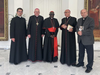 Kard. Sarah do alumnów: niech wasze życie budują trzy filary: krzyż, Eucharystia i Maryja