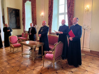Bp Wętkowski wręczył dekrety księżom wikariuszom