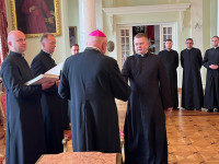 Bp Wętkowski wręczył dekrety księżom wikariuszom