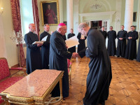 Bp Wętkowski wręczył dekrety księżom wikariuszom