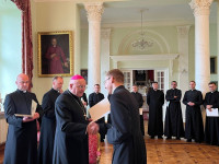 Bp Wętkowski wręczył dekrety księżom wikariuszom