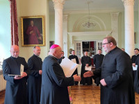 Bp Wętkowski wręczył dekrety księżom wikariuszom