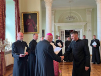 Bp Wętkowski wręczył dekrety księżom wikariuszom
