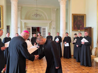 Bp Wętkowski wręczył dekrety księżom wikariuszom
