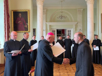 Bp Wętkowski wręczył dekrety księżom wikariuszom