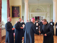 Bp Wętkowski wręczył dekrety księżom wikariuszom