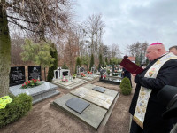 Skoraszewice: bp Wętkowski poświęcił nagrobek na mogile ojca bł. bp. Kozala