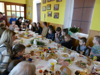 Śniadanie wielkanocne dla uchodźców z Ukrainy w radziejowskim klasztorze