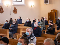 Żychlin: ks. bp Mering poświęcił nowe witraże w parafialnej świątyni