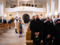 Żychlin: ks. bp Mering poświęcił nowe witraże w parafialnej świątyni
