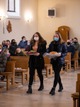 Żychlin: ks. bp Mering poświęcił nowe witraże w parafialnej świątyni